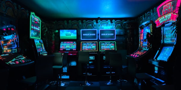 电竞爱好者使用多设备观看赛事直播，沉浸在比赛氛围中