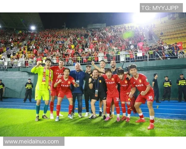 足球场上的17号传奇球星：从巅峰到荣耀的背后故事